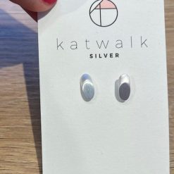 Zilveren oorring van Katwalk Silver. 