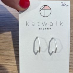 Zilveren oorring van Katwalk Silver. 